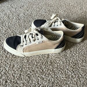 Woman’s Taos size 7.5